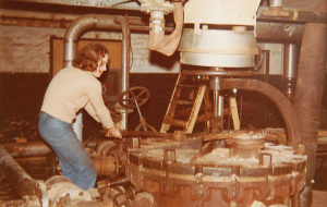 Näytteenottoa painesyöttöastiasta