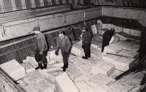 Sellupaalien lastausta laivaan