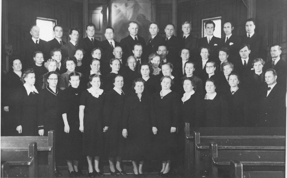 Äänekosken seurakunnan kirkkokuoro vuodelta 1954. Takarivissä 4. oikealta Eino Hyppönen, 5. oikealta Eelis “Kieku“ Tourunen ja hänen edessään Lauri Tuulensuu. Hänen vasemmalla puolellaan Kalervo Tourunen. Ylärivissä 3. vasemmalta Lassi Tourunen. Eturivissä 1. oikealta Uuno Savijärvi. Muita kuvasta on tunnistettuja ovat ainakin Eemil Vuorinen ja Aino Parkkonen.