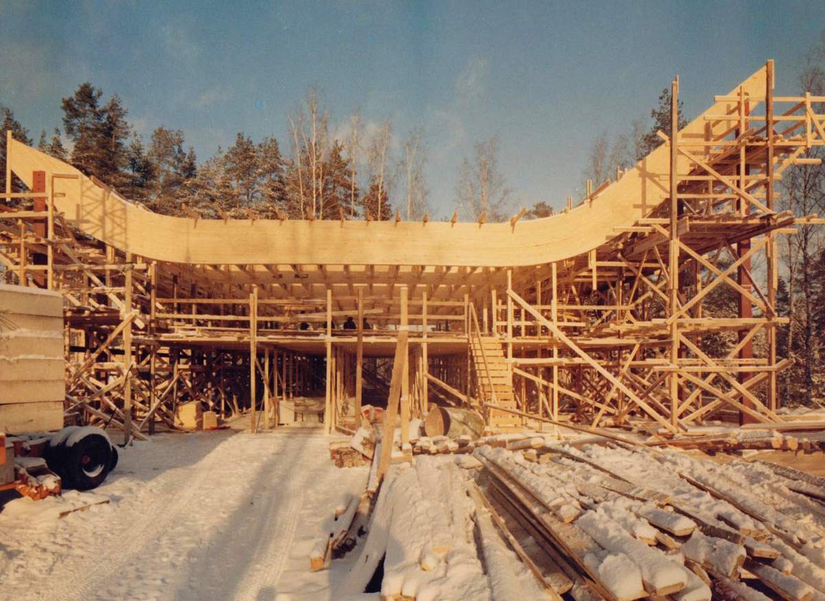 Äänekosken seurakunnan uuden kirkon rakennustyömaata. Vanha kirkko paloi tuhopoltossa vuonna 1968. Ennen uuden kirkon valmistumista 1973 kirkollisia toimituksia pidettiin seurakuntatalolla.