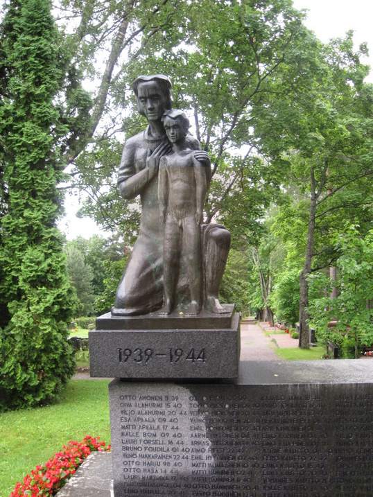 Sotavuosiemme aikana 1939-1945 kaatui tai katosi kaikkiaan 162 Äänekoskelta sotaan lähtenyttä miestä. Muistomerkkissä on graniittiin kaiverrettuna heidän nimensä sekä syntymä- ja kuolinvuoden kaksi viimeistä numeroa.