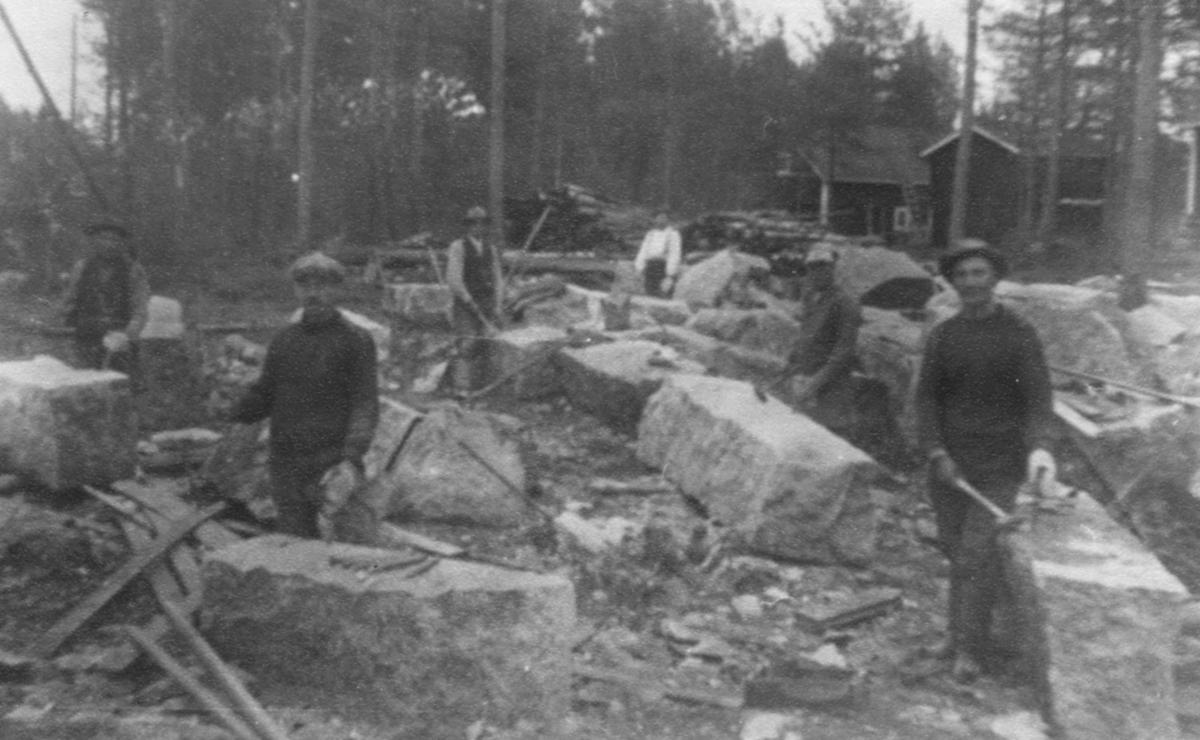 Kotakennäänsalmen vanhan sillan kannatinarkkujen kivien käsittelyä Laajaniemessä vuonna 1930.