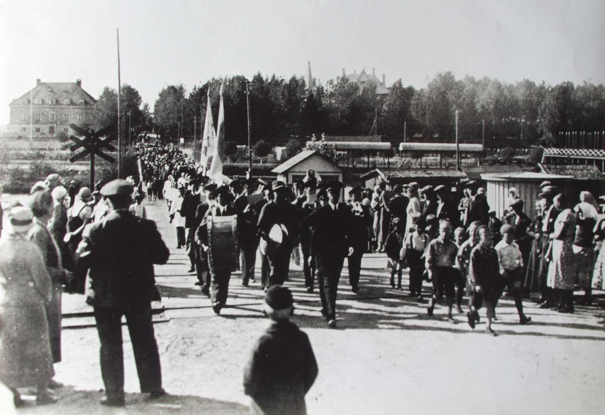 kuva1003Vappumarssi Äänekosken ylittävällä Valkoisella sillalla todennäköisesti 1930-luvulla.