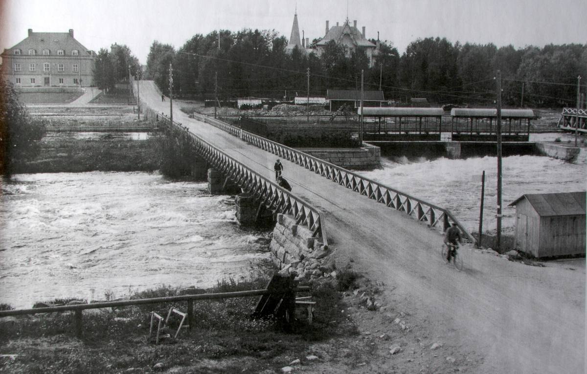 Äänekosken ylittävä silta tehdasalueella ehkä 1920-luvulla. Lusseista lasketaan vettä vanhaan koskiuomaan.