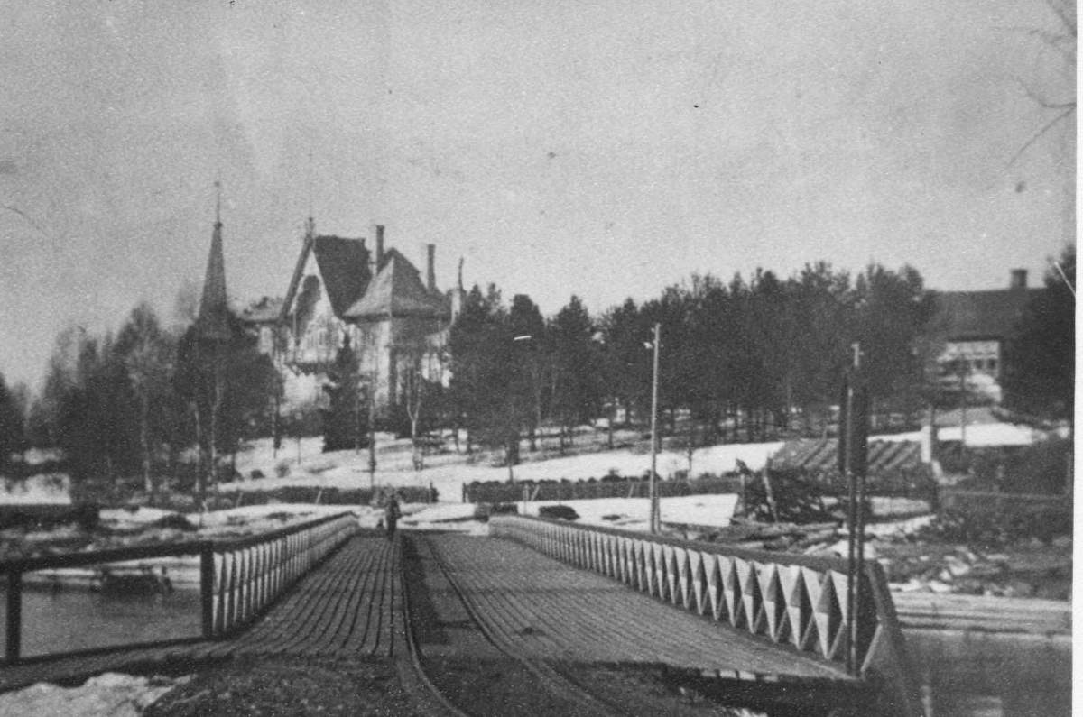 Hiskinmäeltä näkymä Punaisen sillan yli kohti Kinttukujaa ja yhtiön Klubia 1900-luvun alkupuolella.