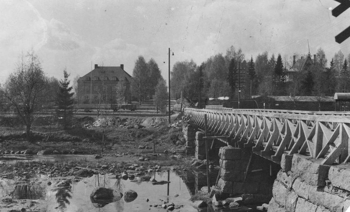 Äänekosken ylittävä maantiesilta nykyisen tehdasalueen sisällä vuoden 1920 vaiheilla. Ennen Hiskinmäen siltaa liikenne Suolahteen kulki tästä kautta.