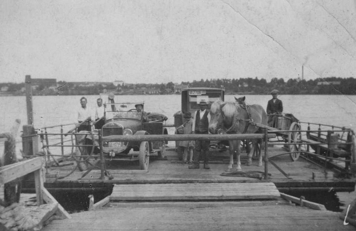 Kuhnamon ylittävä lossi tulossa Piilolanniemestä Salakan puolelle vähän ennen vuotta 1930. Ennen Kotakennäänsalmen siltaa liikenne Äänekosken suuntaan  kulki tästä kautta lossilla.