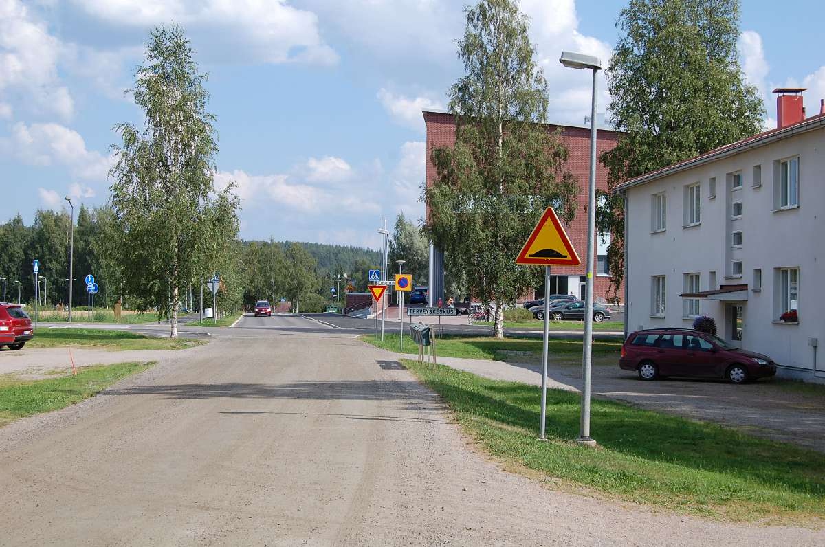 Koivukujaa uuteen terveyskeskukseen päin. Vasemmalla talon B304 etusivua. Terveyskeskusta vastapäätä on Lidlin parkkipaikka.