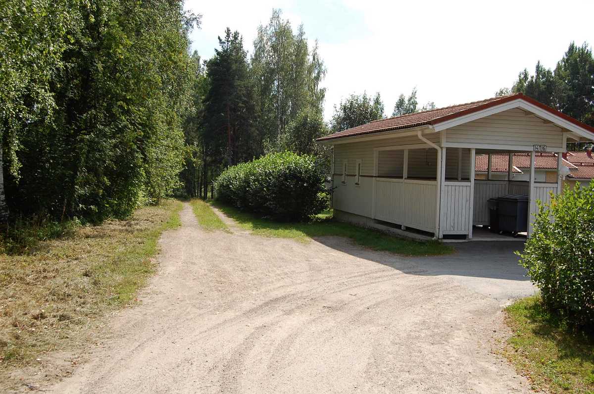 Kuhnamon tieltä etelän suuntaan. Kuvan oikeassa reunassa olevan piharakennuksen paikalla oli ennen talon B315 koillisnurkka. Talon koillispäässä asuivat ensin Rantalat ja sitten Kalle Hänninen. Viereisellä nurkalla asui Hjalmar Lindeman perheineen ja sittemmin Ojalat. Sitten tulivat Saaret ja Tousa-Maija sekä Usko Rautiainen. Myöhemmin talon luoteispään yläkertaa asutti Esteri Virtanen poikansa Raunon kanssa ja heidän alakerrassaan asuivat Hyytiäiset. Viereisellä koillisnurkalla asui Ahosen perhe ja myöhemmin Unti Laukkanen perheineen. Hän hukkui Keiteleelle. Talon eteläpuolen kaakkoisnurkalla asuivat Helvi ja Väinö Vänskä ja sittemmin ainakin Kari Sormunen perheineen. Heidän vierellään lounaisnurkalla asuivat Martti Seeskorpi perheineen ja sitten Veikko Hännisen perhe sekä myöhemmin vielä Mauno Tuulensuu perheineen.