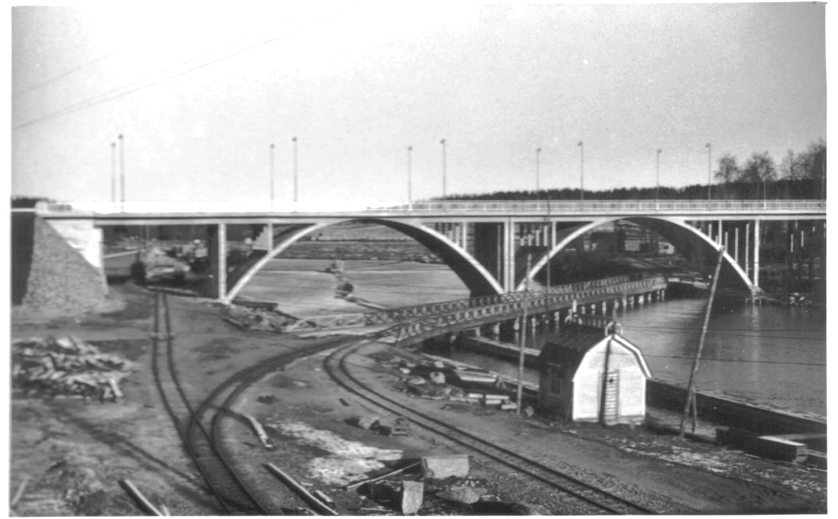 Punainen silta ja Hiskinmäen maantiesilta ehkä 1950-luvun lopulla.