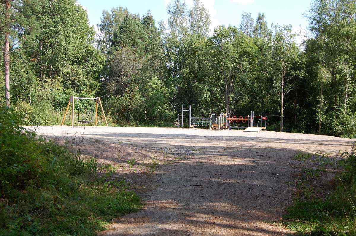 Keskelle Alapukkimäkeä talojen B310 ja B311 paikalle on raivattu lasten leikkikenttä. Talossa B310 asuivat Evert Kautto, Onni Parkkonen, Eetu Kauppinen sekä Otto Niemen suurperhe. Myöhemmällä ajalla talon luoteisnurkalla asui ainakin Rahkosen Sulo perheineen. Sulolla oli puujalka ja mopolla ajaessaan hän piti sitä suorana edessä. Heidän naapurinaan samalla puolella taloa asui Samuli Kauton perhe. Talon eteläpään kaakkoisnurkalla asuivat ainakin Manströmit ja heillä naapurina samalla puolen taloa alakerrassa Paavo ja Tuovi Honkosen perhe. Honkosten yläkerrassa asui yksinäinen naisihminen Irene Rautiainen, joka oli vuosikymmeniä työssä si-selluloosatehtaalla käytöntarkkailijana.