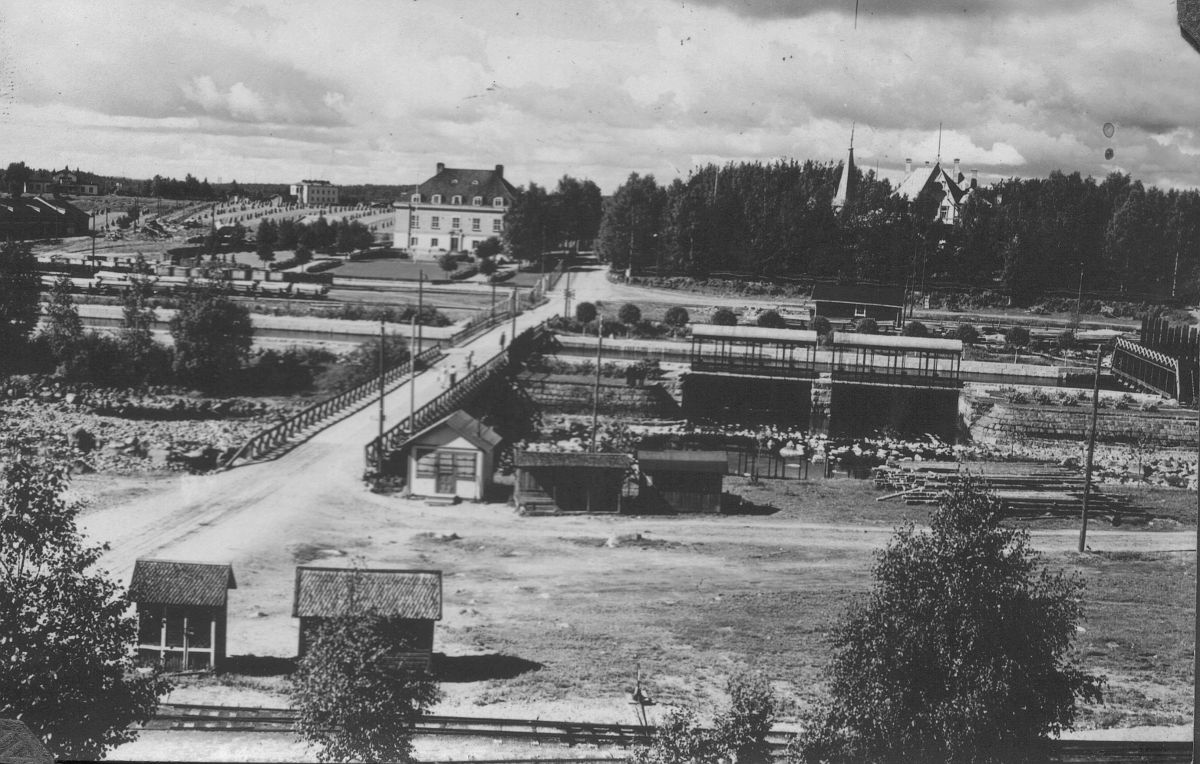Tehdasaluetta ja koskiuomaa 1920-luvun lopulla. Keskellä vuonna 1923 valmistunut tehtaan konttorirakennus ja taustalla vuonna 1928 valmistunut Äänekosken sairaala ja siitä vasemmalle Eerolan talo.