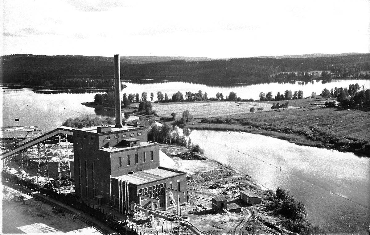 Äänekosken tehdasaluetta 1950-luvulla. Keskellä vuonna 1954 valmistunut BW-höyryvoimalaitos.