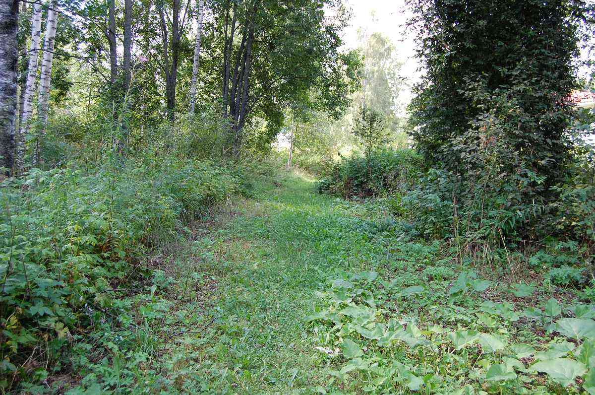 Pässinradan linja kohti Kuhnamon kiramoa on hävinnyt lähes kokonaan. Radan kulkureitin voi kuitenkin löytää, jos vain osaa etsiä oikeasta paikasta. Kuva on ratalinjalta suunnilleen Laanin tietämiltä kohti Kiramoa.