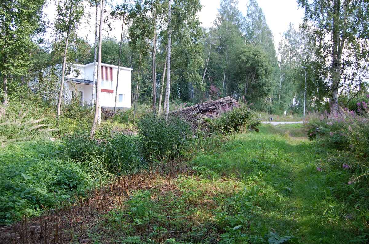 Pässinradan linja kohti Kuhnamon kiramoa on hävinnyt lähes kokonaan. Radan kulkureitin voi kuitenkin löytää, jos vain osaa etsiä oikeasta paikasta. Kuva on ratalinjalta suunnilleen Laanin tietämiltä kohti sairaalaa. Kuten kuvasta näkyy Pukkimäelle syntyy myös uutta rakennuskantaa pikkuhiljaa.
