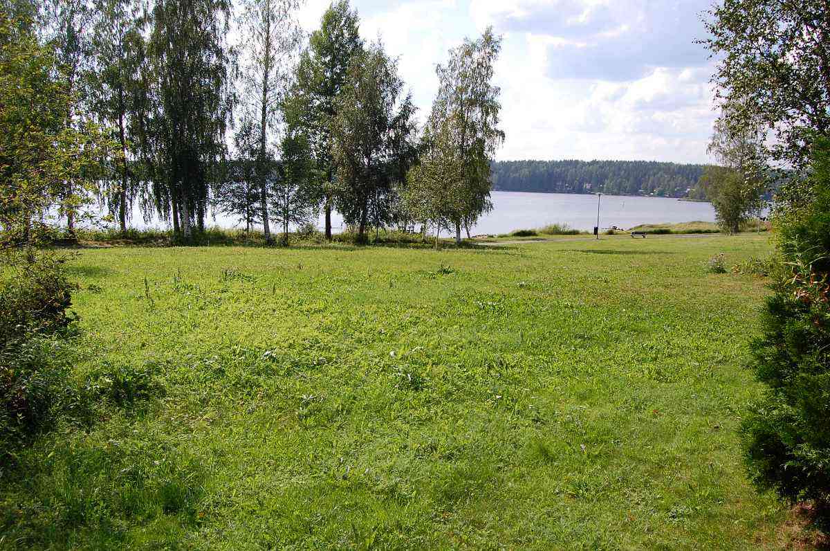 Näkymää vanhan ratalinjan päästä Sinkkirannan suuntaan. Järvi on nykyisin puhdistunut niin hyvin, että Sinkkirannassakin voi jo yli 30-vuoden jälkeen uida.