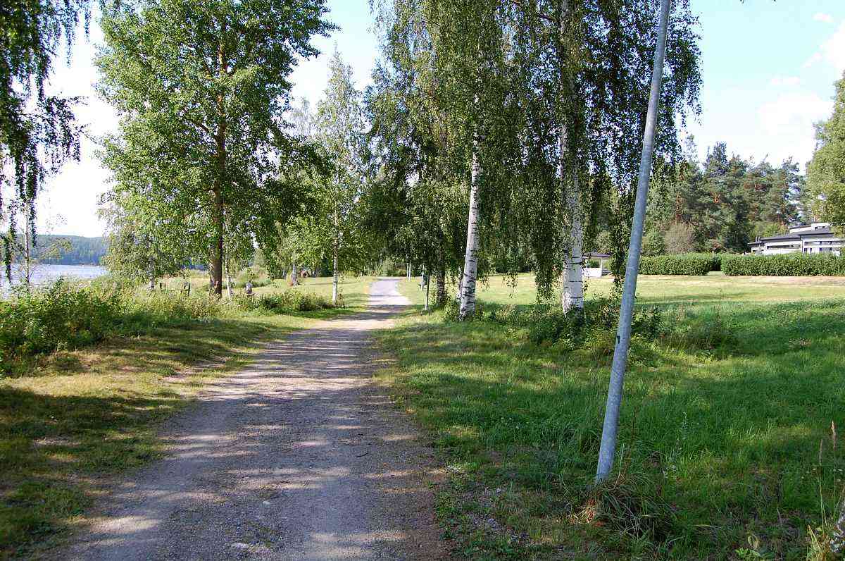 Korkean kiramon alue Kuhnamon rannalta on muutettu vehmaaksi puistoksi, jota reunustaa valaistu kevyenliikenteen väylä. Kuvan vasemmassa reunassa näkyy Sinkkirannan laitureita ja siitä ylöspäin kuvassa on hiomonkivien rypäs.