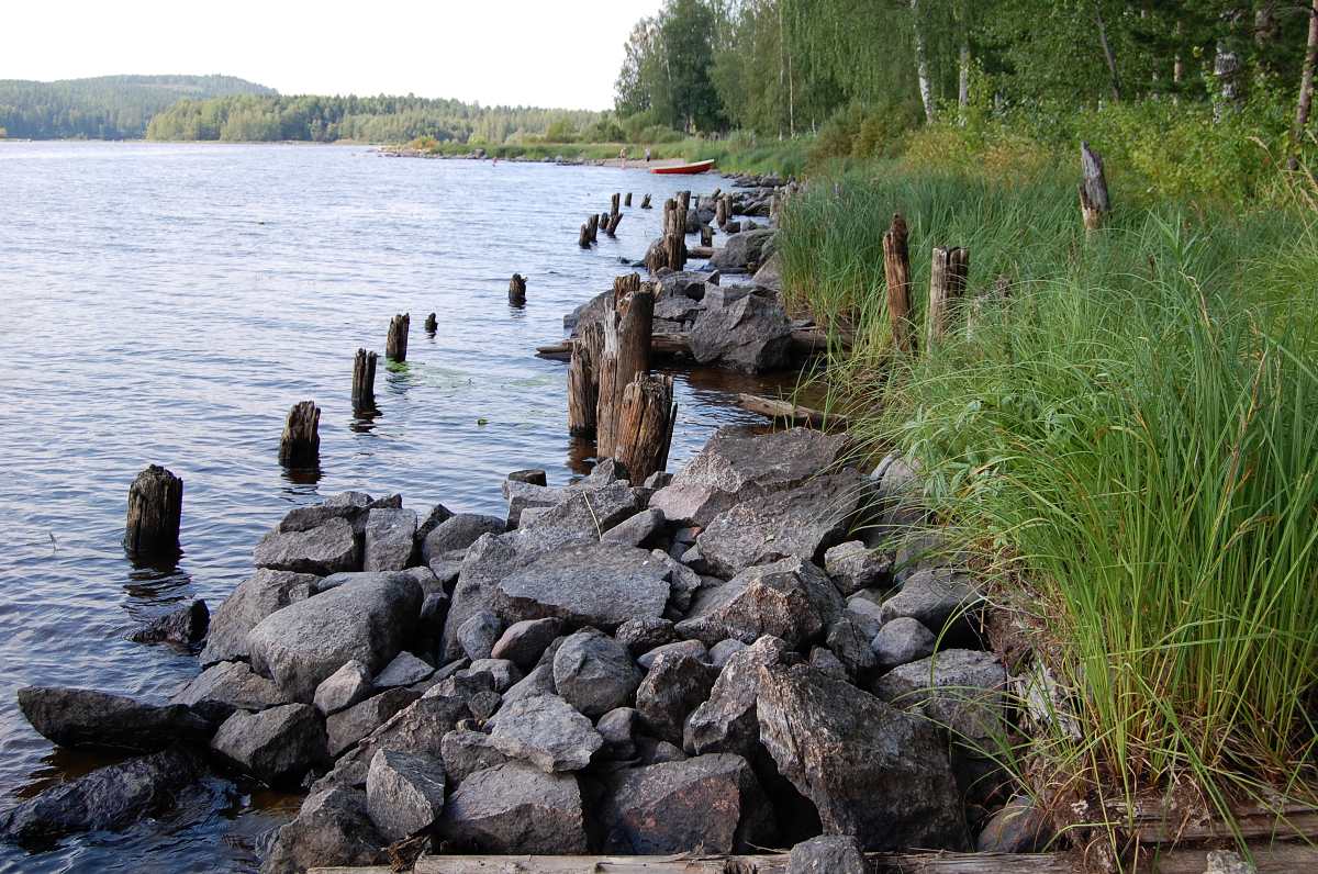 Korkean Kiramon rakenteista on jäljellä enää saviseen rantaveteen juntattujen paalujen jäänteitä ja kivisten ukkoarkkujen pohjia.