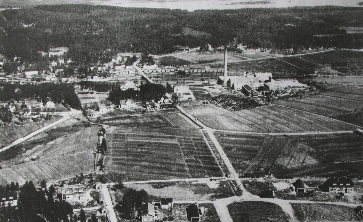 Tehdasaluetta ja Pukkimäen itäosia vuodelta 1928. Kuvan vasemmassa reunassa näkyy Viiskulma ja siitä vasemmalle alaviistoon nykyisen S-marketin ja entisen postitalon alla ollut Kotisuo. Keskellä kuvan alareunaa on Topian talo talousrakennuksineen. Lidl'in ja terveyskeskuksen alla oli ennen Topian ja Eerolan peltoja.