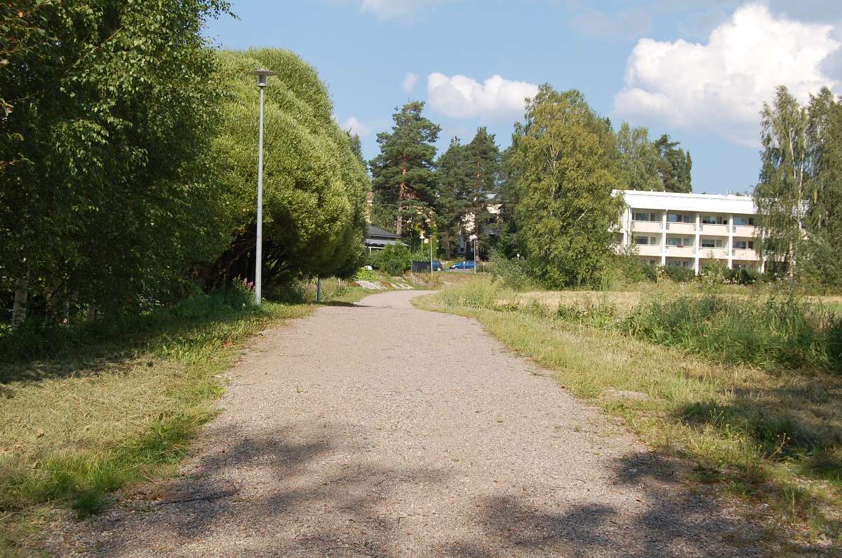 Näkymää Forsvikin lahdesta sairaalan suuntaan. Oikeassa reunassa vanhusten palvelutalo, siitä vasemmalle näkyy osittain vanhan laboratorion päätyä. Kävelytien yläpäässä olevan rivitalon kohdalla oli ennen Ränssin talo ja sen oikealla puolella Onkisen talo.