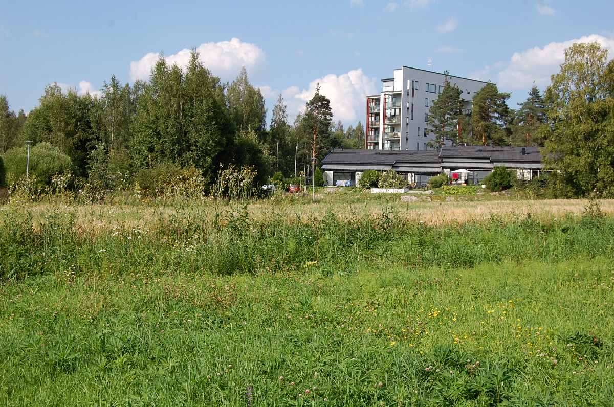 Uutta rakennuskantaa pukkimäellä. Kuvan kerrostalo on rakennettu vuonna 2013 entisen Mustantien päälle lähelle vanhaa sairaalaa.