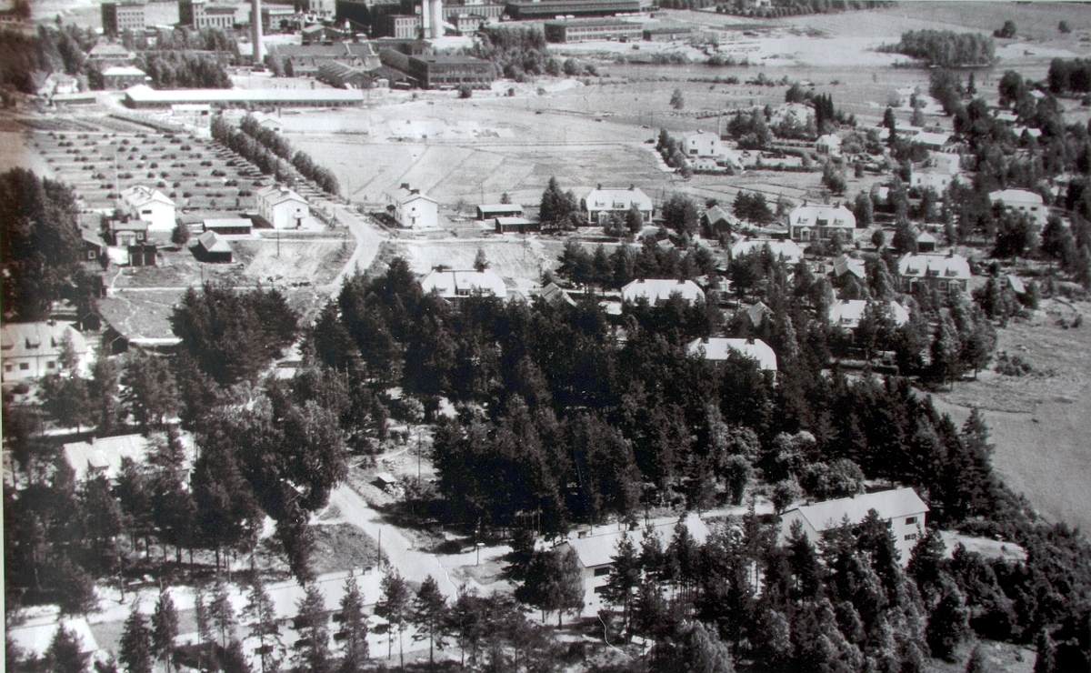 Alapukkimäkeä vuonna 1952. Nykyisen Terveyskadun varrella olevat kiviset pienkerrostalot on jo tässä vaiheessa muutettu kaksikerroksisiksi ja Kuhnamontie on saanut nykyisen kaarevan muotonsa Terveyskadun ja Snellmaninkadun välillä. Eerolan talon vasemmalla puolella näkyy vuonna 1948 valmistunut kunnanlääkärin vastaanotto- ja asuinrakennus.