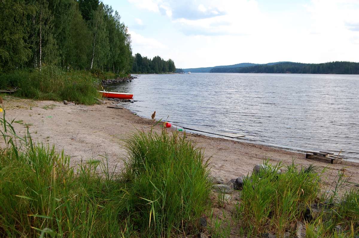 Sinkkirantaa Piilonniemen suuntaan. Ranta oli 1960-luvulle saakka suosittu uimaranta Pukkimäellä. Kuhnamo saastui sen jälkeen niin pahoin, että ranta oli uimakelvoton lähes 30-vuotta. Nykyisin ranta-alue on kunnostettu ja järvessä voi taas uida. Sinkkirannan nimi tulee todennäköisesti siitä, että alueella sijainneen korkean kiramon kiramovaunua liikuteltiin ennen suuren käsikäyttöisen vinssin ja pitkien vaijereiden avulla. Vielä 1960-luvun lopulla rannalla oli ruostunut vinssi ja pitkiä ruosteisia vaijerinpätkiä.