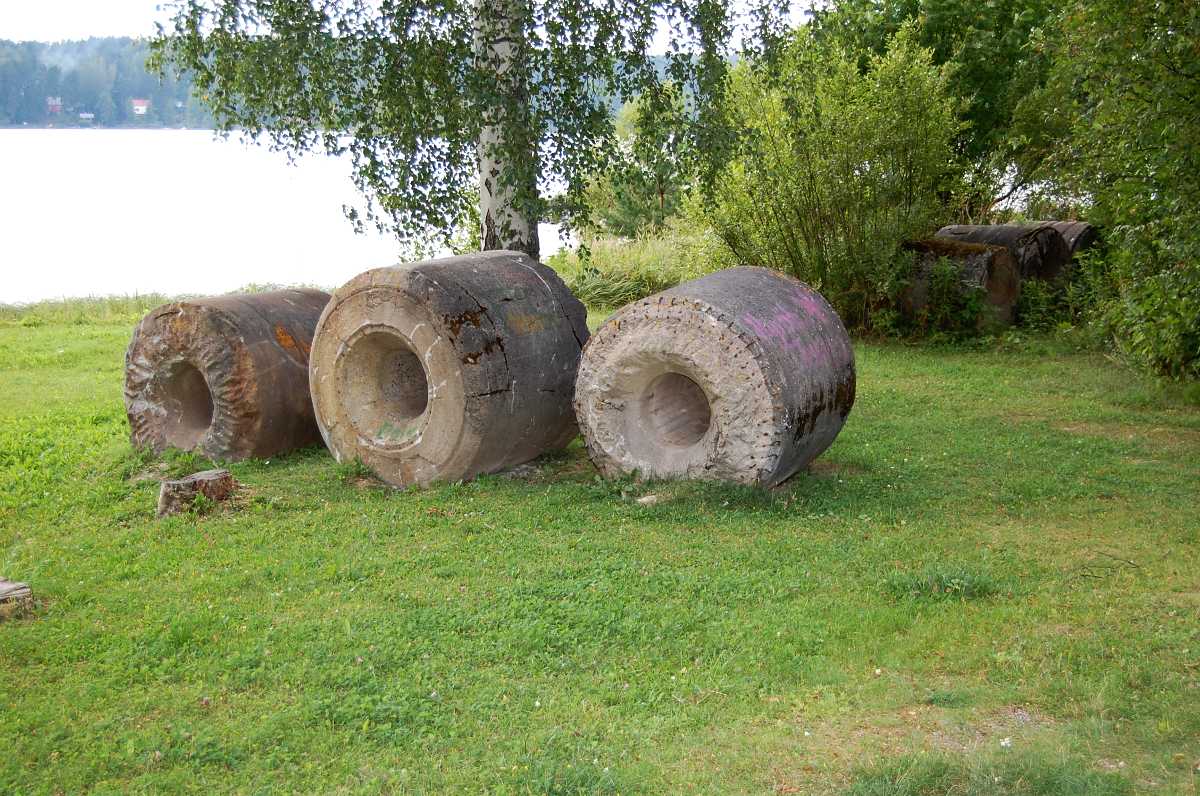 Paperi- ja kartonkitehtaissa käytettiin valmistusprosessissa puuhioketta. Tuotetta valmistettiin painamalla veden läsnä ollessa puita nopeasti pyörivää hiomonkiveä vasten. Käytössä kivet kuluivat ja jossakin vaiheessa ne vaihdettiin uusiin. Vanhat käytöstä poistetut kivet kuljetettiin Pikku-Pässillä Kiramon rantaan ja kipattiin järveen. Kiviä kertyi vuosikymmenten aikana suuri joukko ja ne olivat Pukkimäen lasten mieluista leikkipaikka. Myöhemmin lähes kaikki hiomonkivet käytettiin Saunanrannan aallonmurtajan rakenteissa. Muutama kivi jätettiin rannalle muistoksi ja malliksi menneestä ajasta.