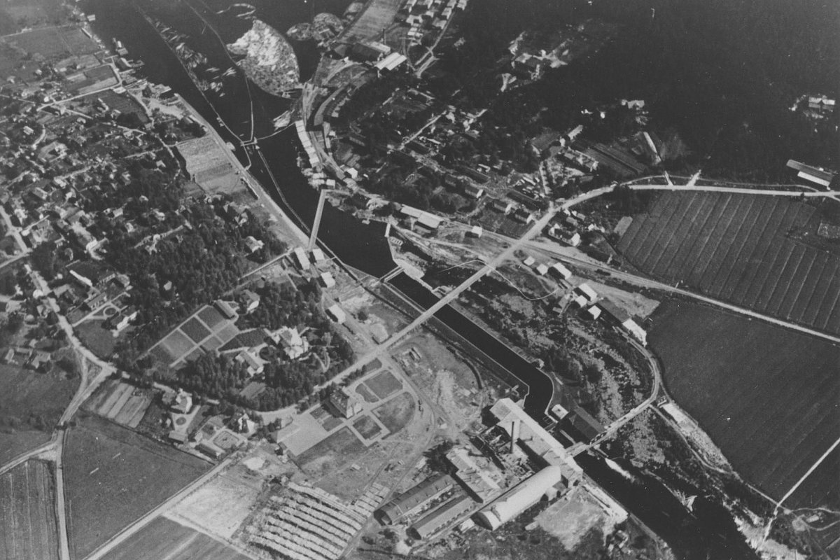 Ilmavalokuva tehtaasta ja Äänekosken keskustasta. Kuva on todennäköisesti vuodelta 1925, jolloin yhtiön höyryvoimalaitosta uudeistettiin.