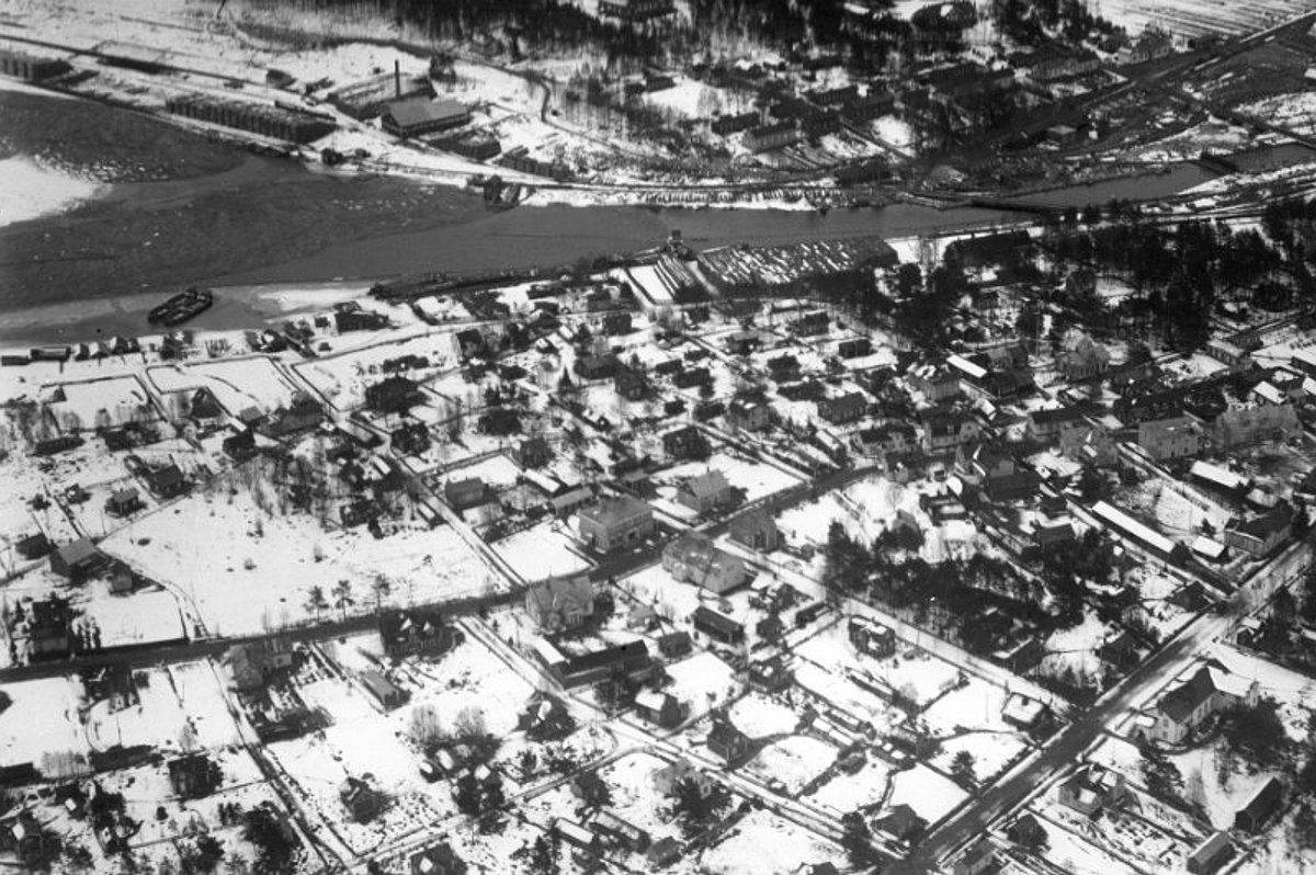 Äänekosken keskustaa ja koskiuoman yläpäätä vuonna 1929. Kuvan oikeassa alareunassa entinen työväentalo ja oikeassa yläreunassa Hiskinmäen aluetta.