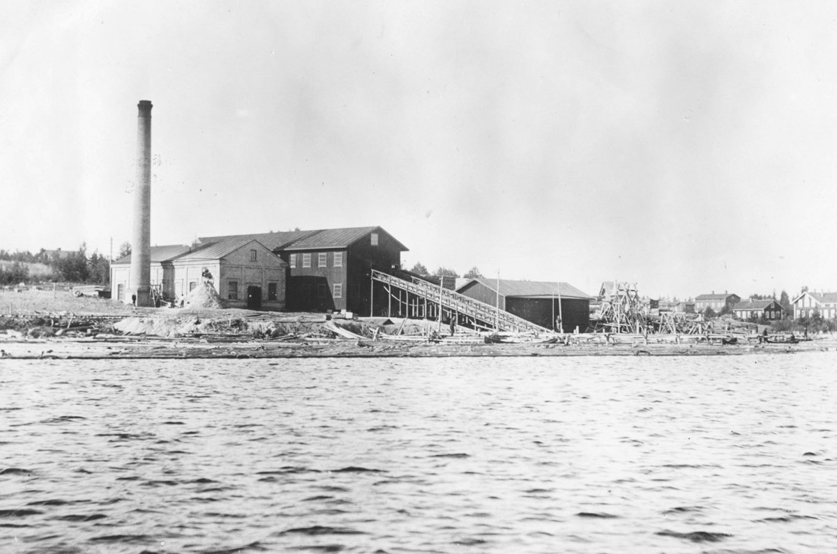 Äänekoski Oy:n vanha saha Äänejärven rannalla. Sahalaitos valmistui syyskuussa 1899 ja se tuhoutui tulipalossa 24.9.1905. Kuvan oikeassa reunassa näkyy osa Hiskinmäen taloista.