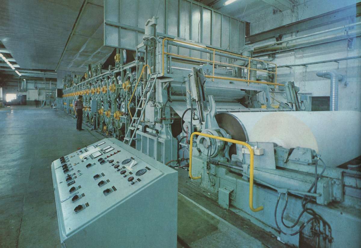 Vanha paperikone kuivastapäästä nähtynä 1970-luvun tietämissä. Kuvassa silinterimies Risto Väisänen.