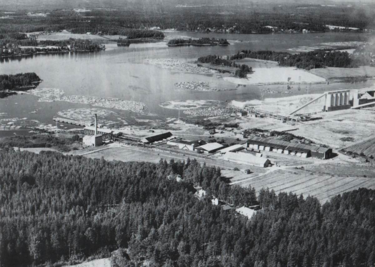 Yhtiön sahalaitos Kuhnamon rannalla 1970-luvulla.