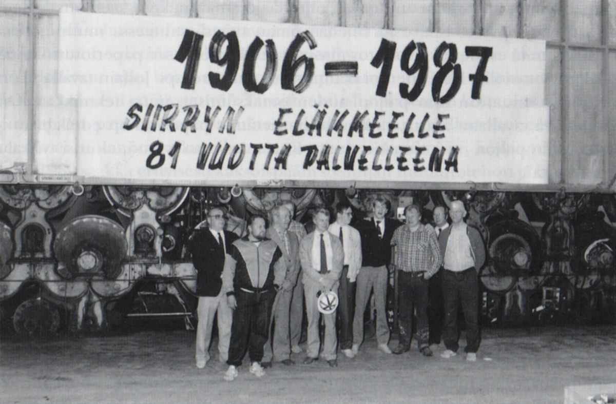 Vanhan 1906 käynnistyneen paperikoneen alasajon tunnelmissa 1987. Koneella ehdittiin sen 81 vuoden käynnissäoloajan aikana valmistaa paperia noin 1 340 000 tonnia. Kuvassa koneen alasajoa seuraamassa nuoria ja vanhempiakin paperimiehiä mm. Tauno Sorri, Aarne Matikainen ja Sulo Korjus.