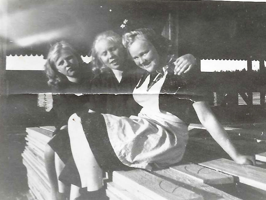 Sahan työntekijöitä vuodelta 1938. Lautojen taaplaukseen käytettiin myös nuoria tyttöjä.