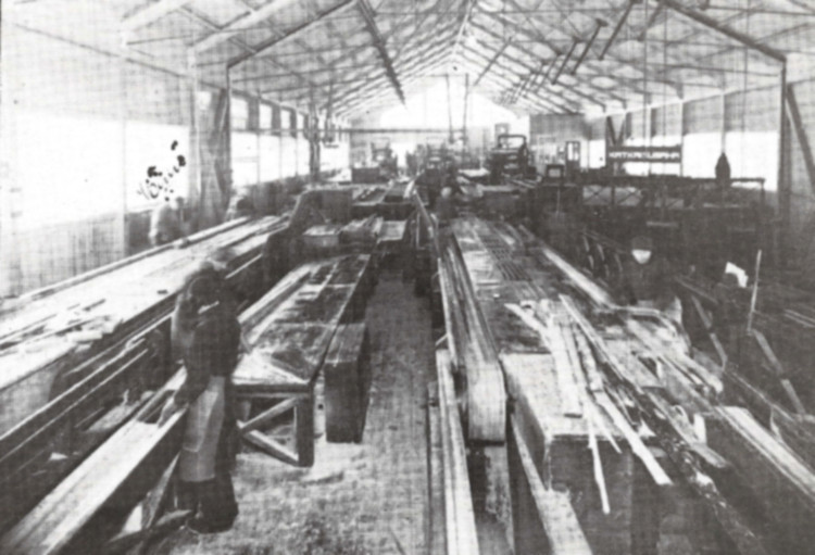 Äänekosken tehtaiden sahan raamit ja lajitteluosasto vuonna 1936. Samana vuonna tehtaalla raivosi tulipalo, jonka jälkeen sahan kuivaamo, höyläämö sekä niiden koneet jouduttiin uusimaan. Samaan aikaan tehtaalle rakennettiin uutta selluloosatehdasta, joka käynnistettiin seuraavan vuoden lopulla.