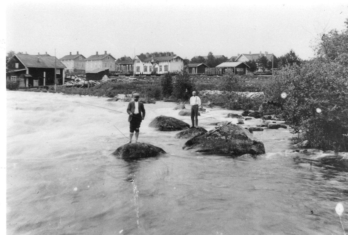 Äänekosken vapaita kuohuja 1900-luvun alkupuolella. Taustalla Hiskinmäen taloja ja Äänekosken asema. Rakennus kuvan vasemmassa reunassa, aivan kosken rannalla on Hiskin mylly.