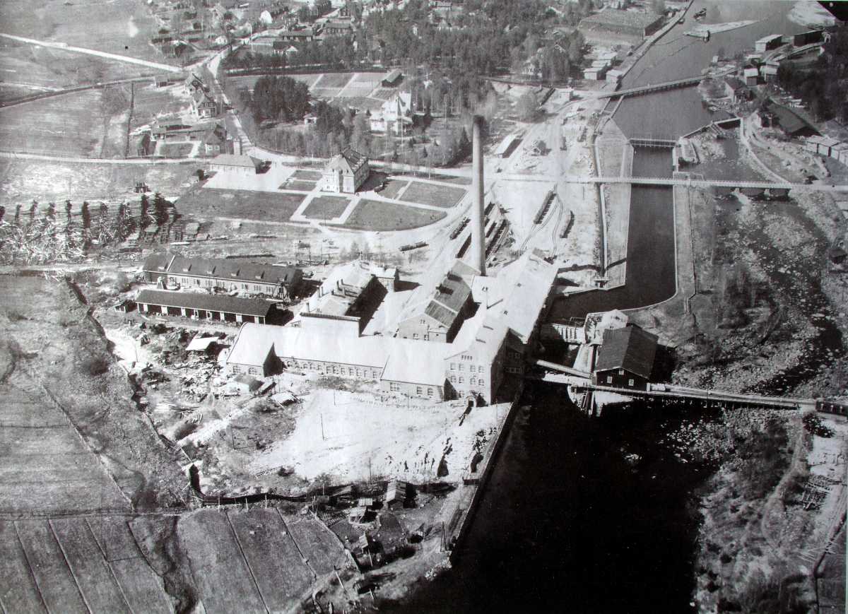 Tehdasaluetta 1930-luvun taitteesta ennen vesivoiman rakentamista. Uuden vesivoimalaitoksen rakentaminen alkoi 1932.