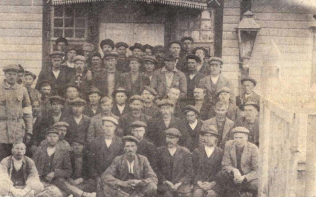 Suuri osa äänekoskelaisista asevelvollisista kieltäytyi kansalaissodan aikaisista kutsunnoista maaliskuussa 1918. Kuvassa kieltäytymisen vuoksi vangittuja äänekoskelaisia työväntalon edustalla vapautumispäivänään loppukeväästä 1918.