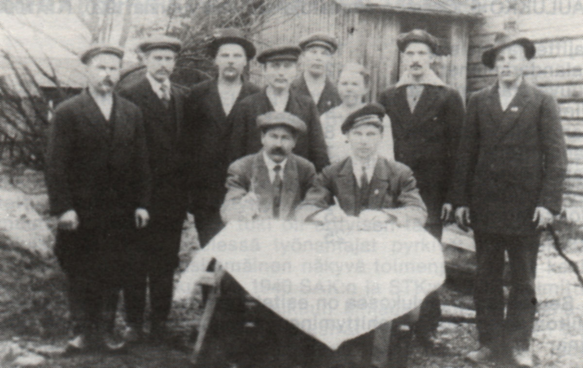 Ammattiosaston ensimmäinen kansalaissodan jälkeinen johtokunta. Istuen puheenjohtaja Emil Siik ja rahastonhoitaja Onni Parkkonen, seisten vasemmalta Edvard Kautto, Taavetti Rautiainen, Koski Kivelä, Otto Hänninen, Elis Hytönen, Selma Paananen, Elis Nieminen ja Hugo Riikonen.