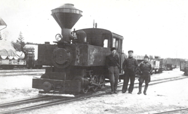 Vasemmalla Åke Jäntti ja Reino Näkki sekä tuntematon mies Äänekosken ja Suolahden välistä liikennettä hoitaneen veturin eli Pässin vierellä 1930- ja 1940-luvun vaihteessa. Suolahden ja Jyväskylän välisellä radalla liikenne aloitettiin jo v. 1898. Rata oli kuitenkin kaukana Äänekoskesta, joten tehtailijat alkoivat puuhata sinne sivuraidetta. Valtio ei suostunut sitä rakentamaan, mutta senaatti myönsi vuodeksi 1900 rakentajille rahaa. Rata oli jo silloin liikenöitävässä kunnossa. Vuonna 1904 senaatti katsoi radan olevan niin hyvän, että salli sillä aloitettavan yleisen tavara- ja henkilöliikenteen. Kapearaiteinen Pässirata palveli äänekoskelaisia nelisenkymmentä vuotta sillä normaali rata valmistui vuonna 1942. Veturi Pässi oli amerikkalaisvalmisteinen ja aikojen kuluessa se kävi matkustajille kovin rakkaaksi.