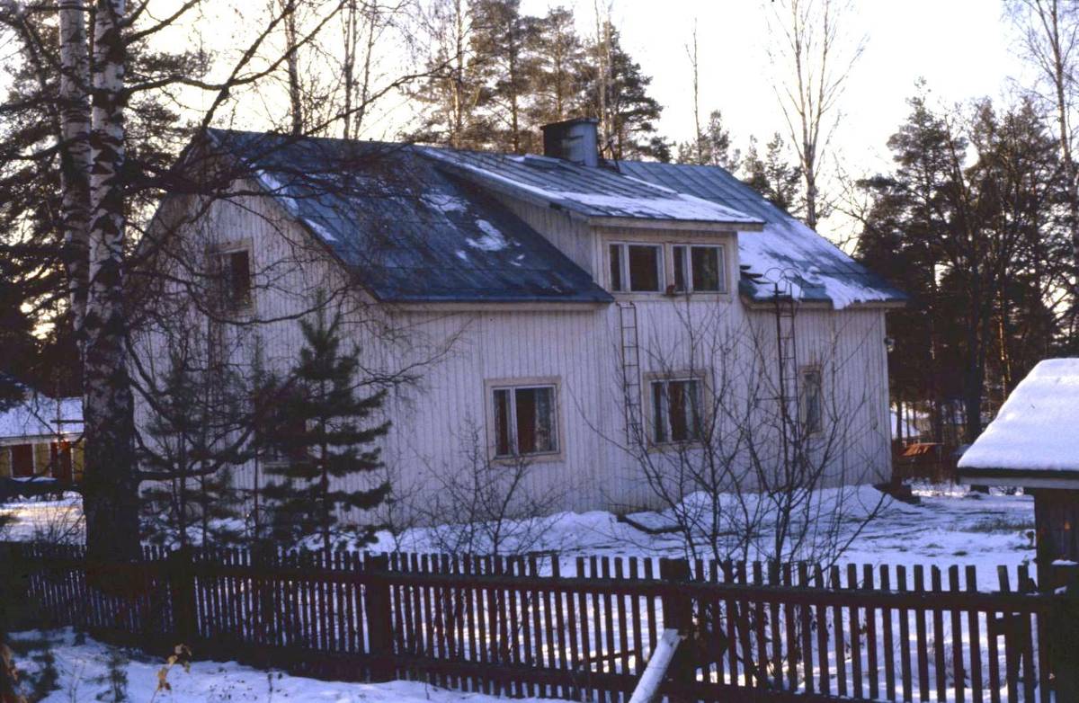 Talon omisti ennen suutari Juho Lahti, jolta Eric Carlson osti sen 1940-luvun puolivälissä. Omistajan vaihdoksen jälkeen talo remontoitiin perusteellisesti ja siihen tehtiin mm. lattialämmitys. Eric Carlson oli naimisissa Aino Sipisen kanssa ja heillä oli lapsia Kari, Pekka, Anna-Liisa ja Liisa.