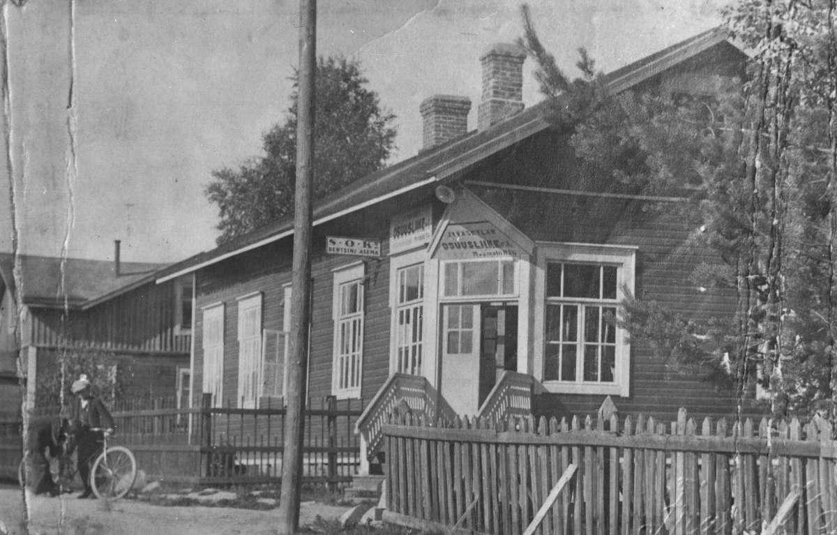 Jyväskylän osuuskauppa ja myöhemmin Keskimaa Äänekoskella.