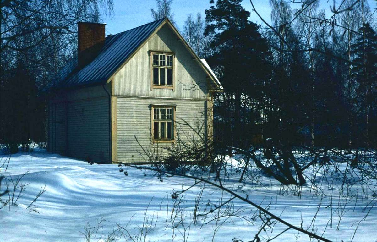 Pukkimäenkadun ja nykyisen Leinonkadun kulmassa sijaitsi laivuri Edvald Savolaisen talo. Hänen vaimonsa Ester oli suutari Juho Lahden tytär. Heillä oli kaksi poikaa Eino ja Pekka.