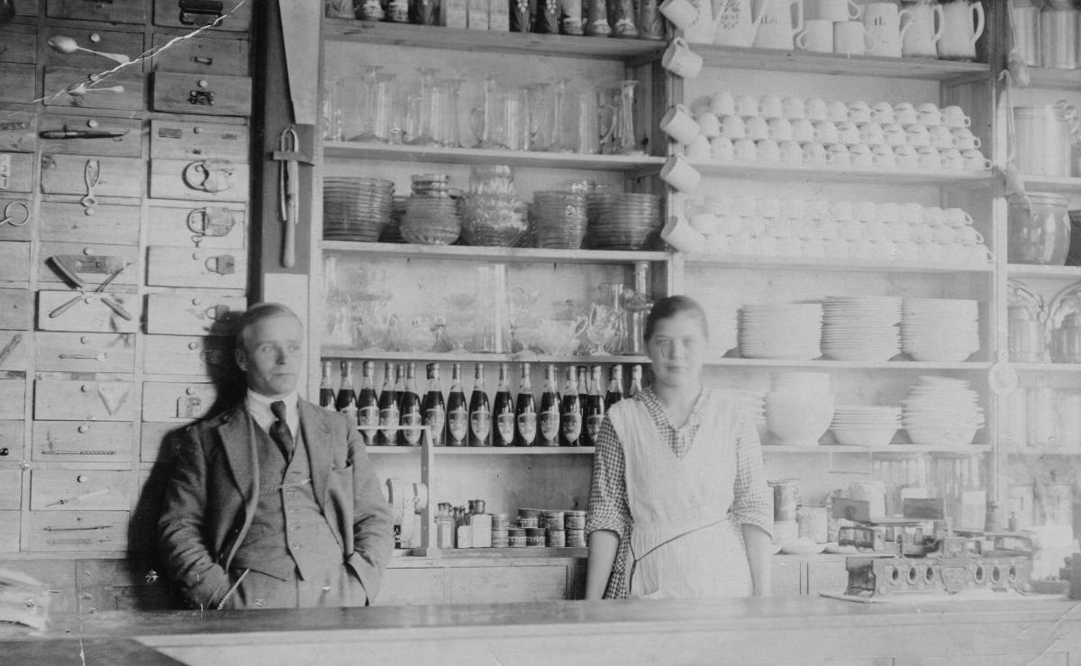 Todennäköisesti Äänekosken Keskimaan myymälä ja henkilökuntaa.