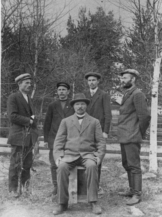 Osuuskaupan ensimmäinen johtokunta. Istuen Jaakko Vuorenmaa. Seisoen vasemmalta: Juho Kautto, Onni Korpela, Oskari Pihlainen ja Onkinen.