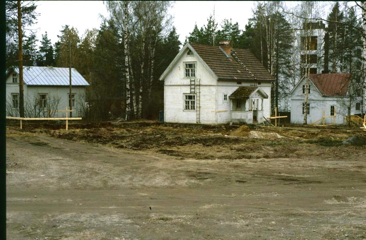Kuvan keskellä Niilo Ihanaisen talo. Hänen vaimonsa nimi oli Lempi ja heillä oli kaksoset Sinikka ja Seppo, joka taisi olla kartonkitehtaalla vuoromestarina. Niilo Ihanainen oli Eino Ihanaisen veli ja hänen talonsa on kuvan oikeassa reunassa. Kuvan vasemmassa reunassa Oskari Saariston talo.