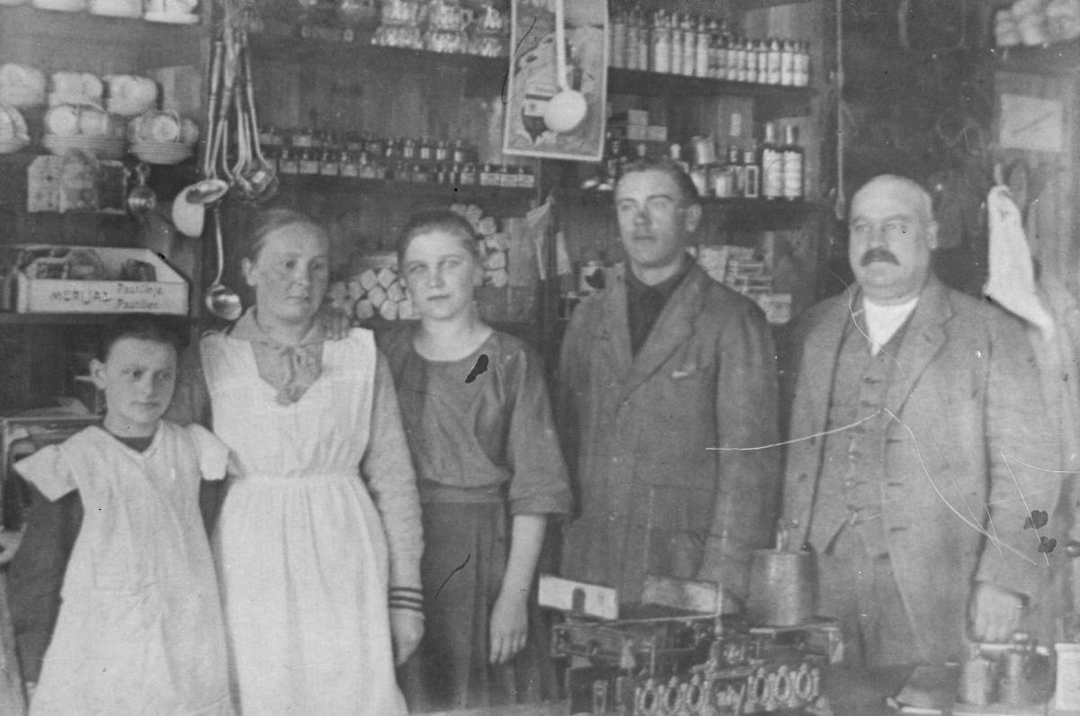 Osuuskaupan henkilökuntaa noin vuonna 1920.