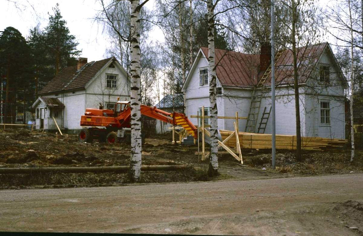 Ihanaisen veljesten talot ennen niiden purkamista kerrostalotyömaan alta. Etualalla Eino Ihanaisen ja taka-alalla Niilo Ihanaisen talo.