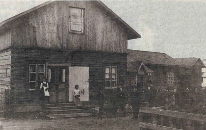 Ristosen kauppa sijaitsi ennen Viiskulmassa. Siinä paikalla on nyt liiketalo, jossa toimii mm. Salmen suutarinliike, Sisä-Suomen lehden ja Keskisuomalaisen toimitus jne. Rakennuksen omisti Eerolan Ilmari eli Ilmari Honkonen.